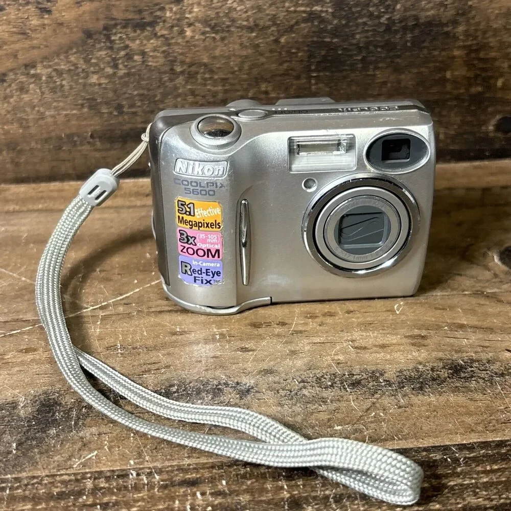Nikon COOLPIX 5600 5.1 MP Digital Camera Silver For Parts Or Repair w Samsonite